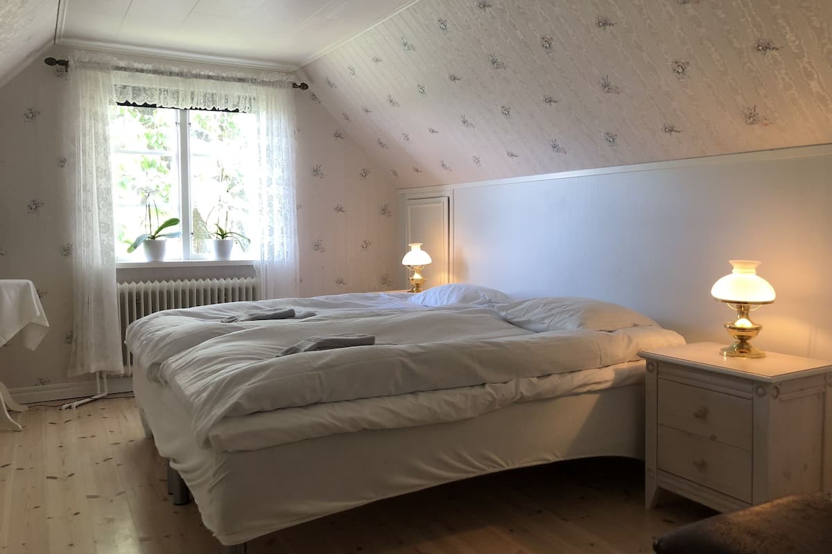 1 bedroom, individually decorated, individually furnished