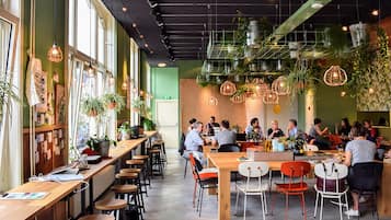 Café da manhã continental todos os dias (EUR 15 por pessoa)