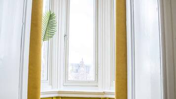 Deluxe Room, Tower | Living area