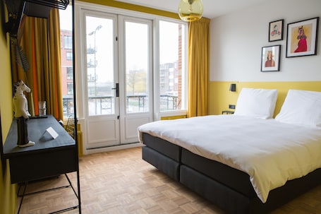 Deluxe Room, Balcony | City view