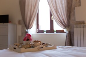 Desk, iron/ironing board, free WiFi, bed sheets - B&B di Maria Chiara (Toritto)