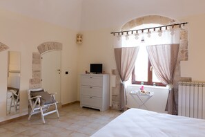 Triple Room | Desk, iron/ironing board, free WiFi, bed sheets - B&B di Maria Chiara (Toritto)
