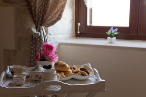 In-room dining - B&B di Maria Chiara (Toritto)