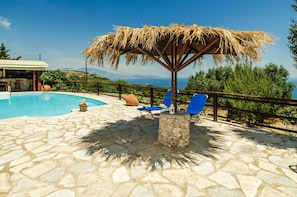 Piscina stagionale all'aperto, ombrelloni da piscina, lettini