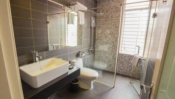 Ducha, artículos de higiene personal gratuitos y secador de pelo