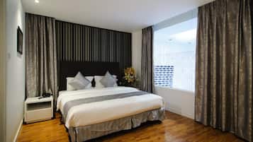 Minibar, két bảo mật tại phòng, bàn