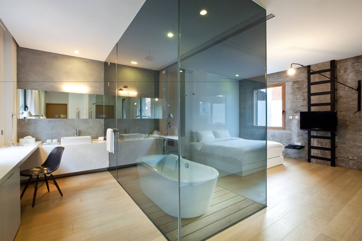 Suite Confort | Minibar, caja fuerte, escritorio y tabla de planchar con plancha