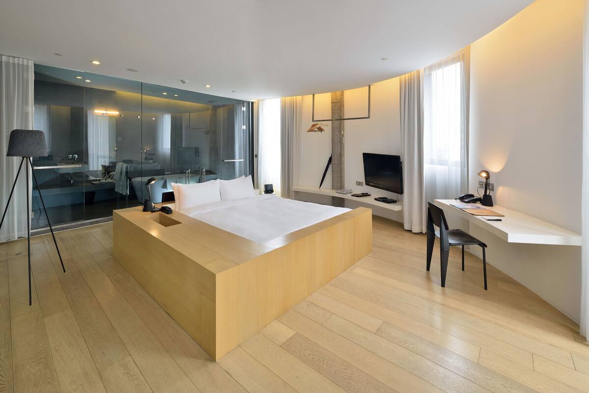 Suite | Minibar, caja fuerte, escritorio y tabla de planchar con plancha