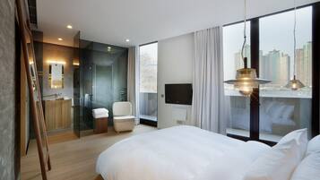 River Junior Courtyard | Minibar, in-room safe, desk, iron/ironing board