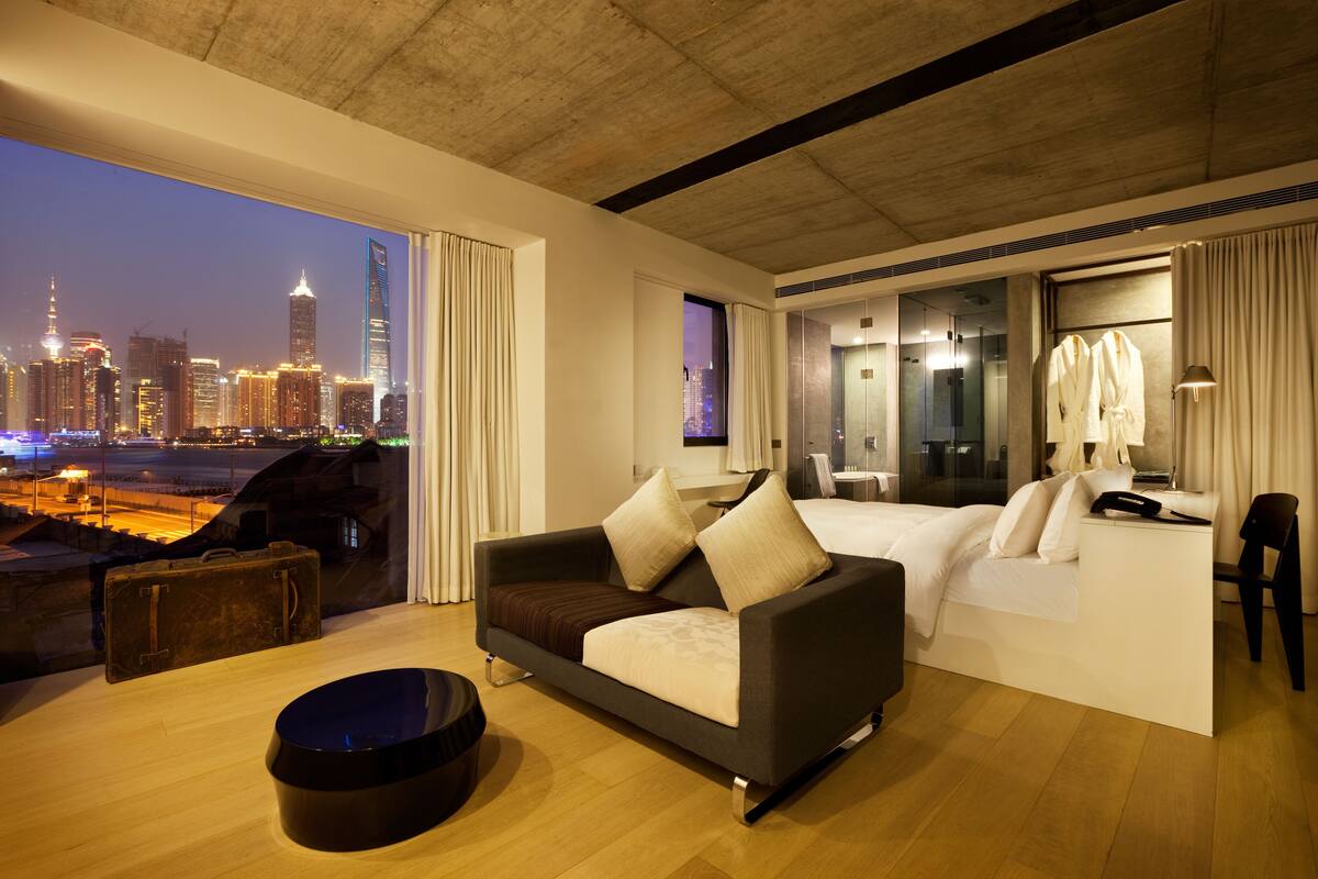 Suite Signature | Minibar, caja fuerte, escritorio y tabla de planchar con plancha