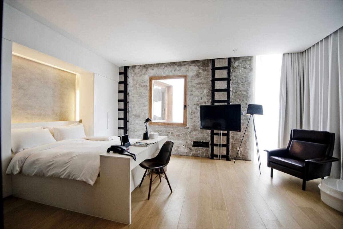 Habitación estándar doble | Minibar, caja fuerte, escritorio y tabla de planchar con plancha