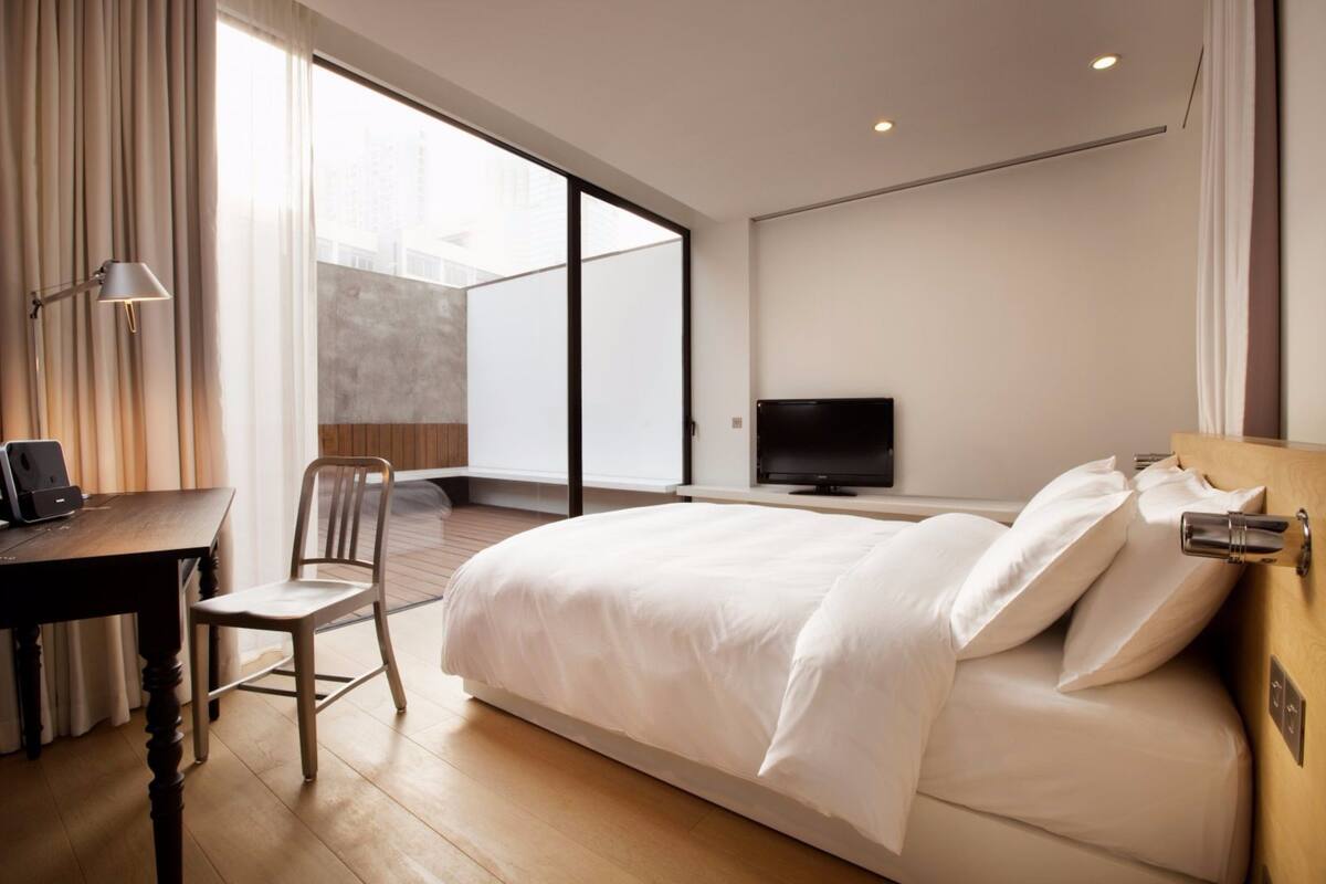 Suite, terraza | Minibar, caja fuerte, escritorio y tabla de planchar con plancha
