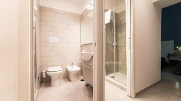 Grand-Doppelzimmer, Blick auf den Innenhof | Badezimmer | Dusche, kostenlose Toilettenartikel, Haartrockner, Hausschuhe