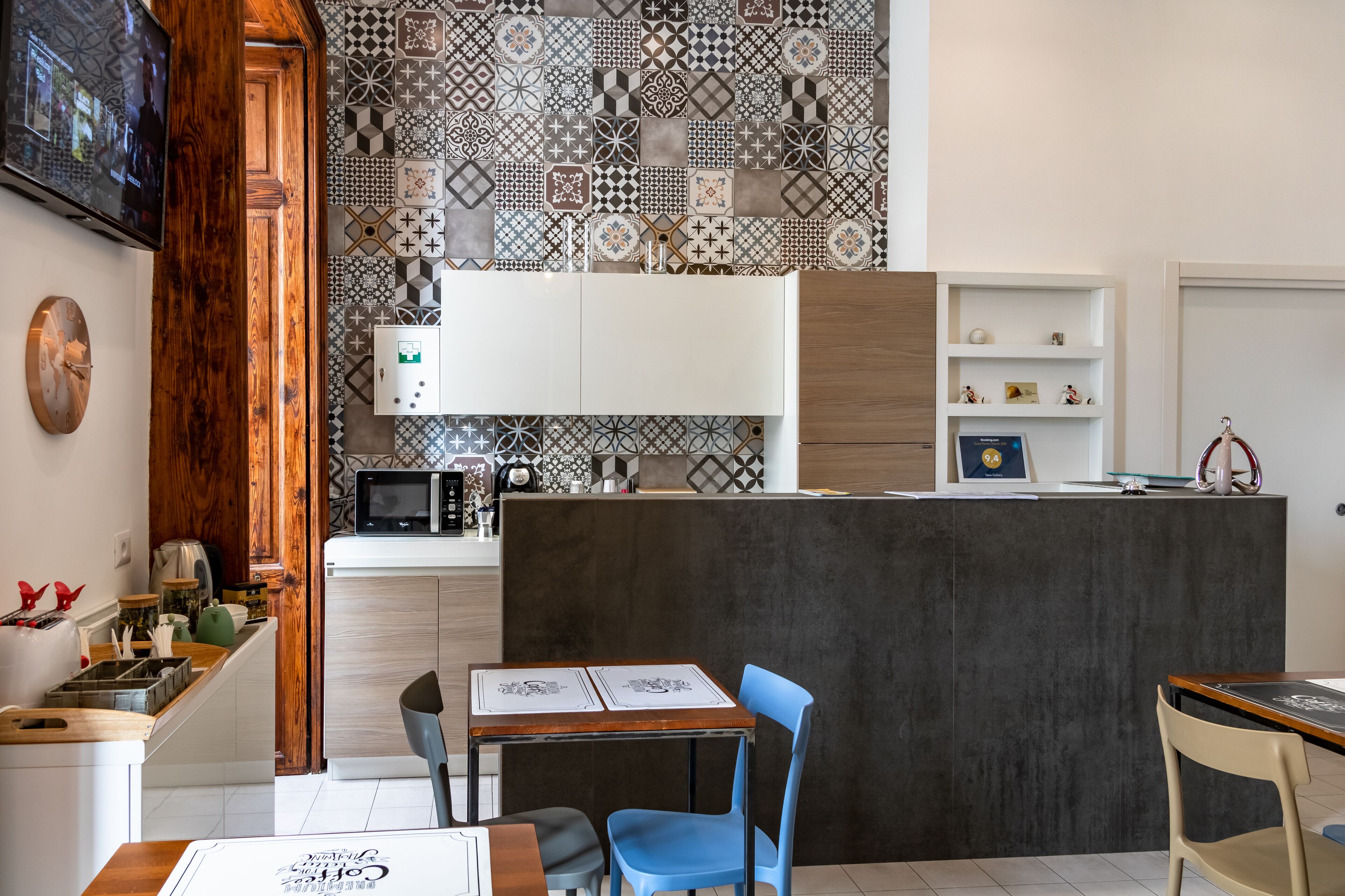 Una cocina moderna con salpicadero estampado, armarios de madera y una isla central.