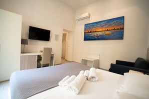 Habitación Grand doble, vistas al patio | Ropa de cama de alta calidad, minibar, caja fuerte y escritorio