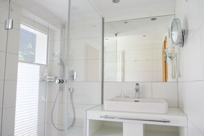 Apartment, 3 Bedrooms, Balcony | Bathroom | Shower, hair dryer, towels, toilet paper - Apart Auhof (See)