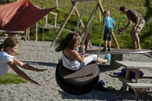 Lasten leikkialue ulkona