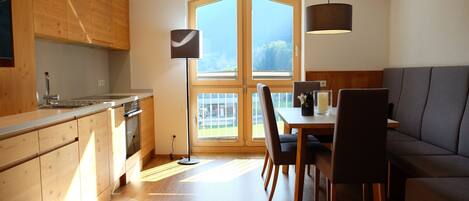 Apartment, 3 Schlafzimmer, Balkon | Wohnbereich | 24-Zoll-Flachbildfernseher mit Satellitenempfang, Fernseher