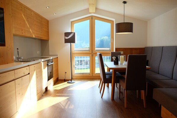 Appartement, 3 chambres, balcon | Coin séjour | Télévision à écran plat de 24 pouces avec chaînes par satellite