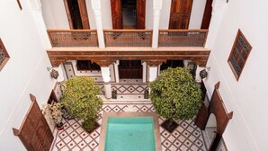 A courtyard with a pool, wooden balconies, and tiled flooring. - Ysalis Riad Restaurant & Spa (Marrakech)