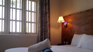 Dobbeltrom – honeymoon, 1 queensize-seng, byutsikt | Minibar, safe på rommet, skrivebord og strykejern/-brett