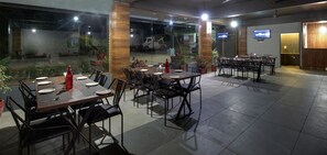 每日供应欧陆式早餐（每人 INR 1000）