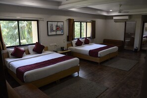 Quarto quádruplo básico, 1 cama King, para não fumantes, vista para a montanha | Escrivaninha, Wi-Fi de cortesia, roupa de cama