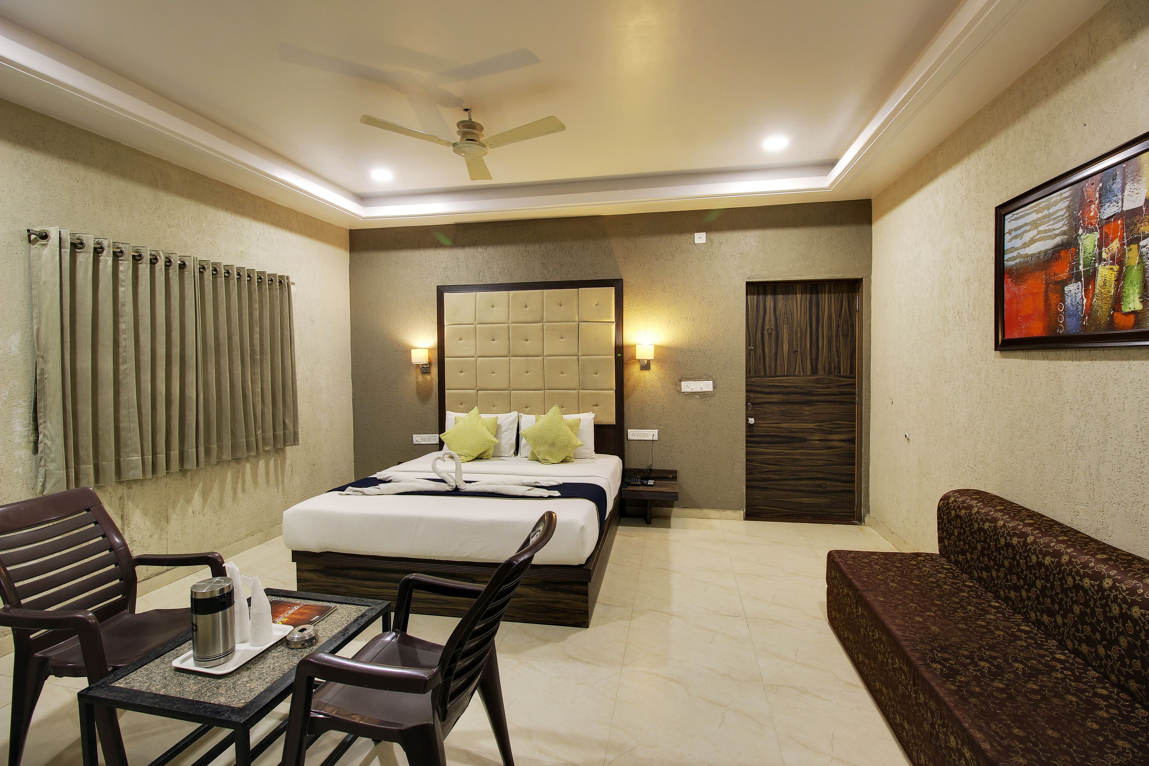 Escritorio, wifi gratis y ropa de cama 