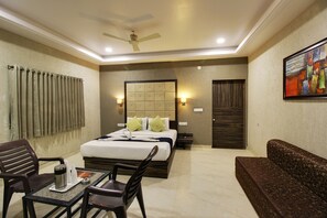 办公桌、免费 WiFi、床单