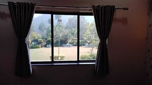 Quarto luxo, 1 cama King | Vista para o jardim