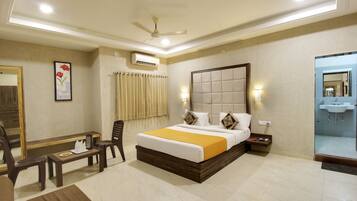 Deluxe Room, 1 King Bed | Desk, free WiFi, bed sheets