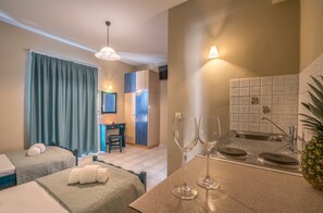 Fridge, stovetop, coffee/tea maker, electric kettle - Nikos & Maria Studios (Zakynthos)