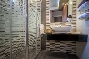 Superior Studio | Bathroom | Free toiletries, hair dryer, towels, soap - Nikos & Maria Studios (Zakynthos)