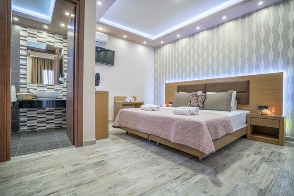 In-room safe, desk, laptop workspace, blackout curtains - Nikos & Maria Studios (Zakynthos)