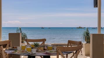 Aperto a colazione, pranzo e cena, con vista sulla spiaggia