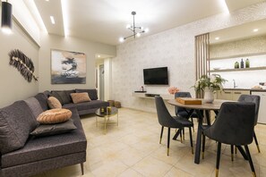 อพาร์ทเมนท์, วิวทะเล | บริเวณนั่งเล่น | ทีวี