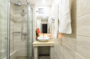 Chambre double, balcon | Salle de bain | Douche, articles de toilette (gratuits), séchoir à cheveux
