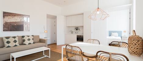 Luxury Apartment, 1 Bedroom | In-room dining