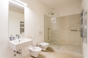 Estudio | Baño | Regadera, amenidades de baño gratuitas, secadora de cabello, bidet