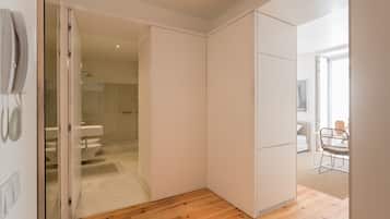 Studio | Bathroom | Shower, free toiletries, hair dryer, bidet