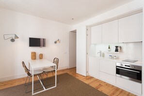 Estudio | Cocineta privada | Refrigerador, microondas, horno y parrilla de estufa 