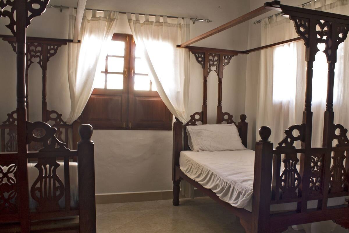 Classic Twin Room, 2 Single Beds, Private Bathroom, Ground Floor