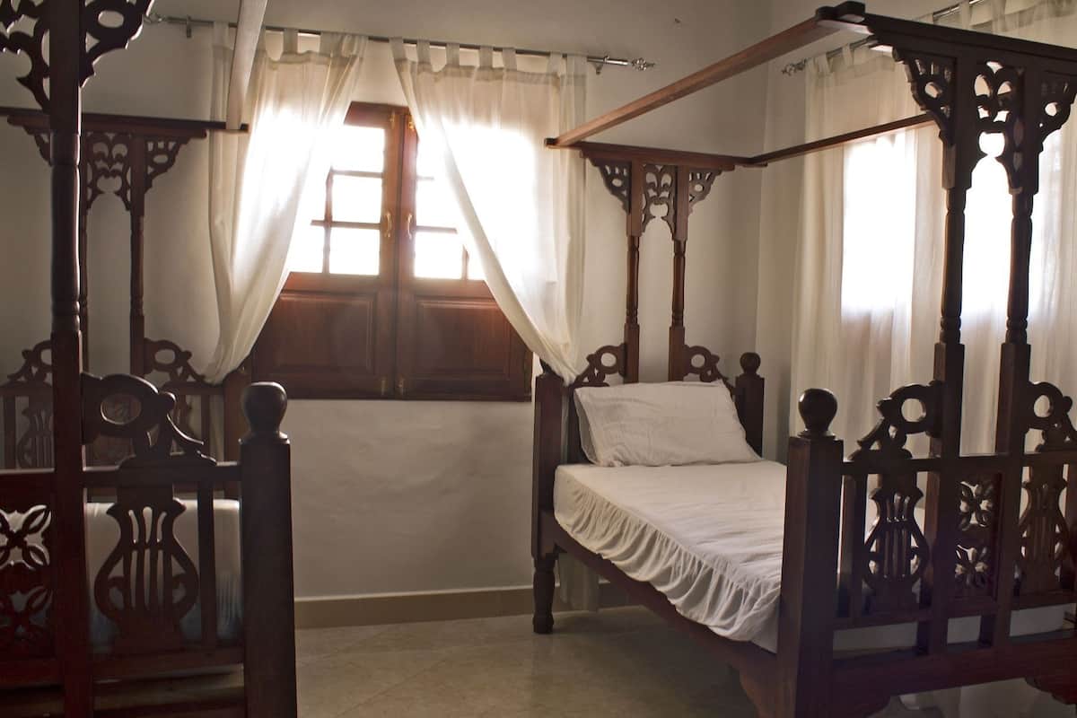 Klassieke Twin kamer, 2 eenpersoonsbedden, privébadkamer, op benedenverdieping | 2 slaapkamers, een bureau, een strijkplank/strijkijzer, gratis wifi