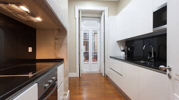 Departamento, 3 habitaciones | Cocina privada | Refrigerador con congelador, microondas, horno y parrilla de estufa