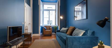 Apartamento, 3 habitaciones | Sala de estar | Una televisión de pantalla plana