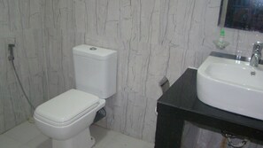 淋浴設備、免費盥洗用品、毛巾