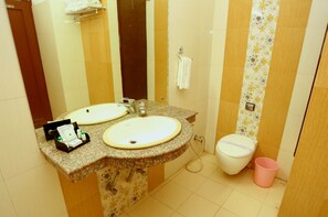 Deluxe Double Room, City View | Bathroom