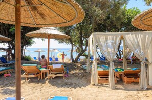 On the beach, sun loungers, beach umbrellas, beach towels - Dafni Villas & Maisonettes (Zakynthos)