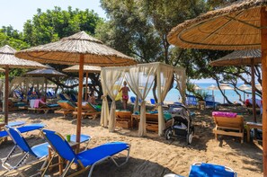 Accommodatie ligt op het strand, ligstoelen, parasols, strandlakens
