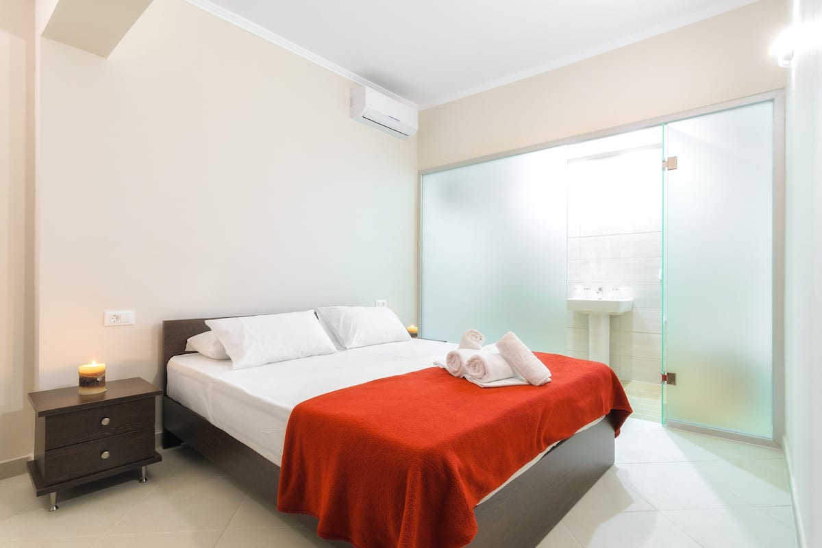 Villa, 2 camere da letto, di fronte alla spiaggia | 2 camere, una cassaforte in camera, ferro/asse da stiro